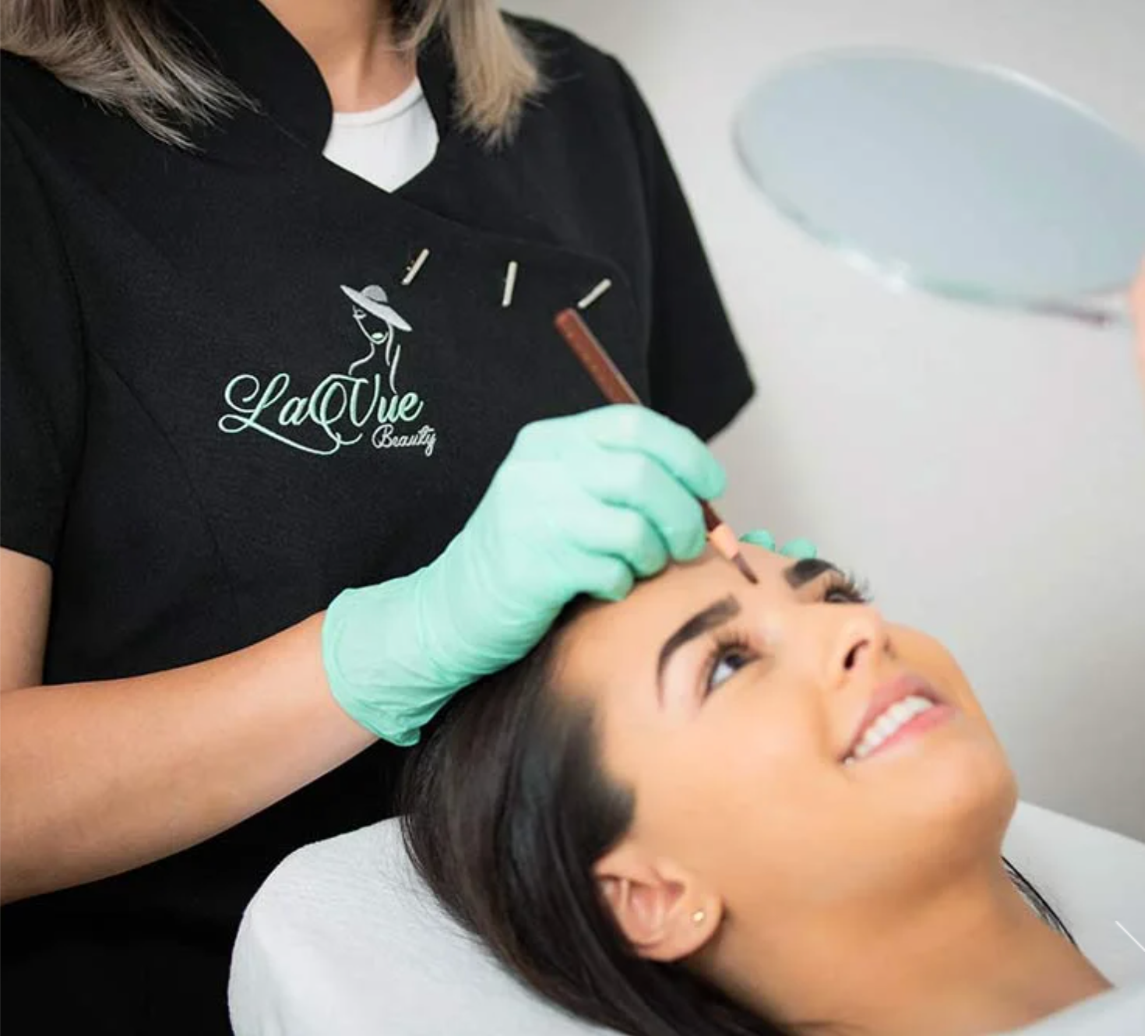 Danijela Atanasovska von lavuebeauty bei der Vorzeichnung für die PMU Behandlung der Augenpartie bei einer lächelnden Kundin