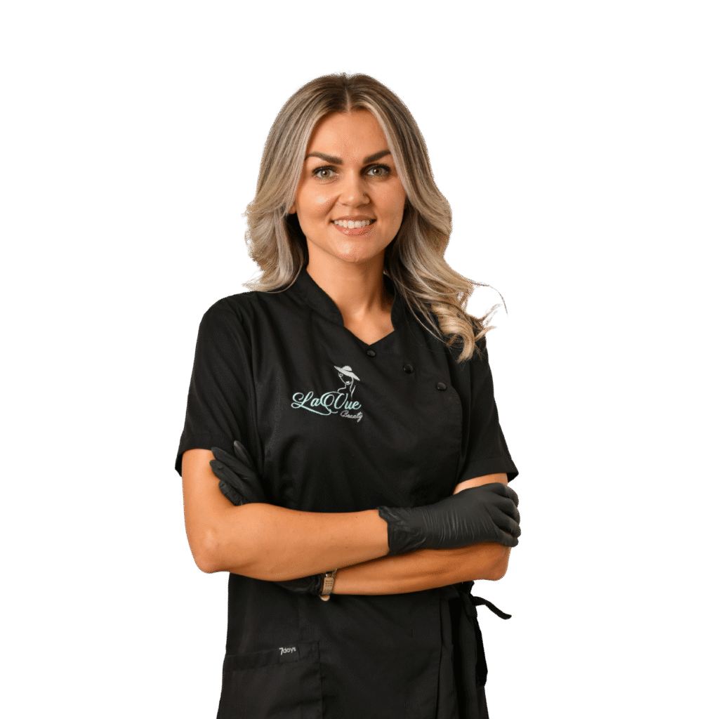 Danijela Atanasovska transparenter Hintergrund, quadrat - lächelnd im Porträt