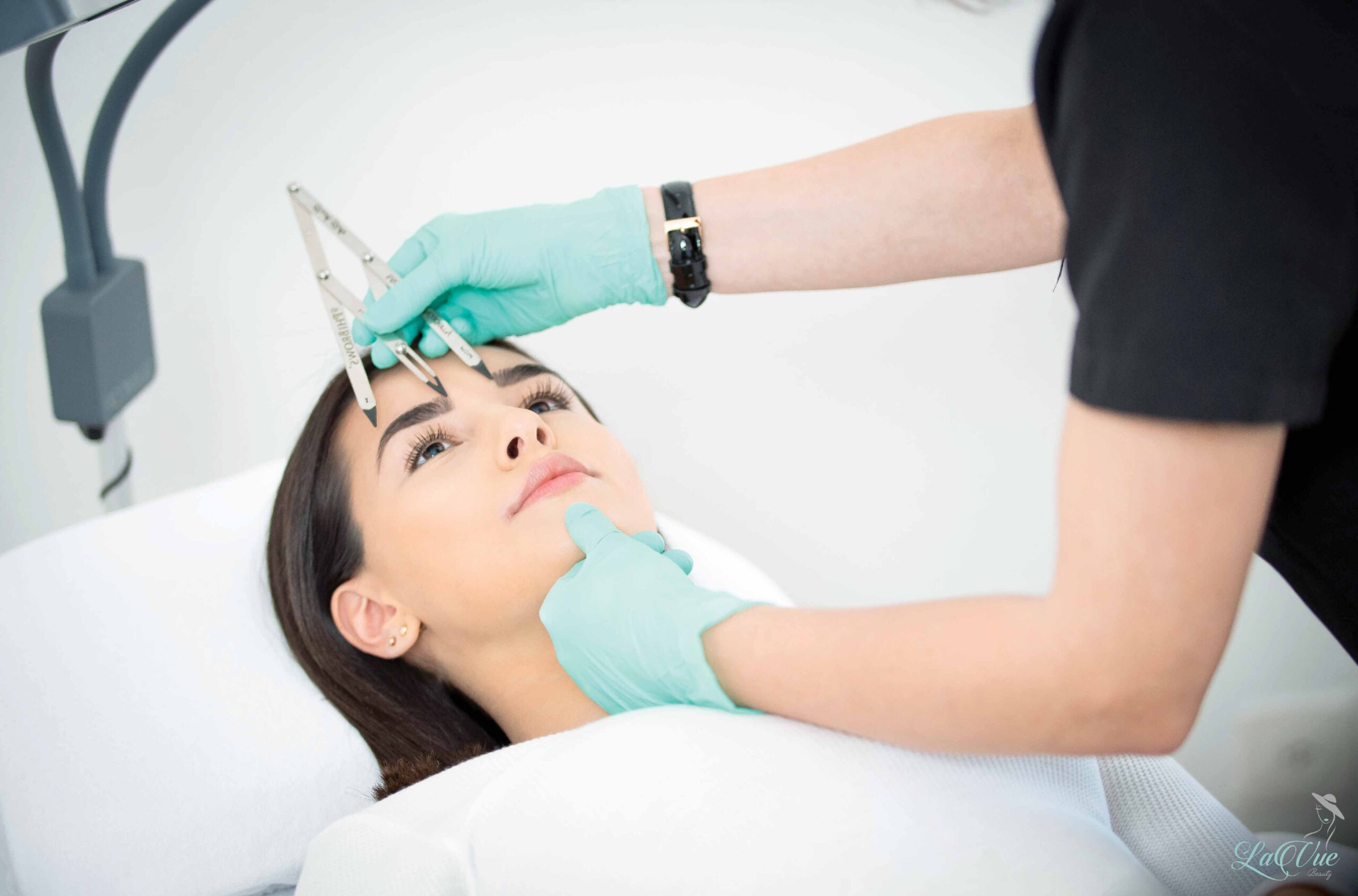 Danijela Atanasovska von lavuebeauty bei der Vermessung für die PMU Behandlung der Augenpartie.