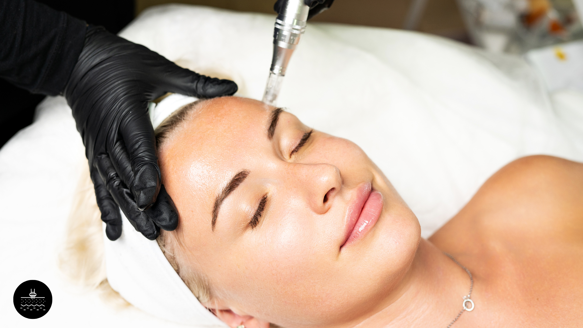Professionelles Microneedling zur Hautverjüngung bei einer jungen, entspannten Dame in einer Kosmetikpraxis