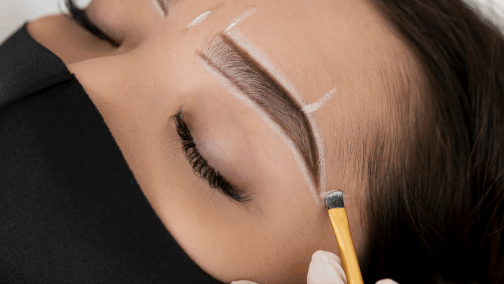 Ombré Brows Behandlung bei Lavuebeauty. Vorzeichnung