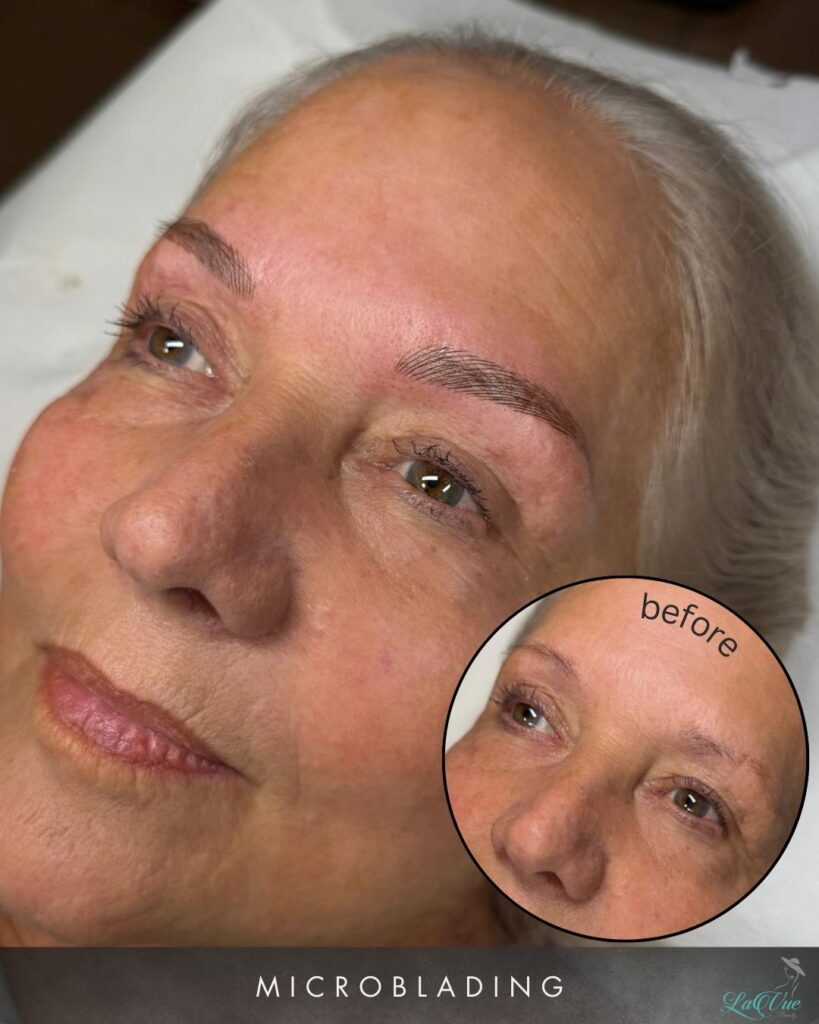 Junggebliebene Dame mit grauen Haaren, liegt auf einer Behandlungsliege. Sie hat eine Permanent Make-up Behandlung gemacht (Microblading der Augenbrauen). Unten rechts sieht man das davor und im großen Format das Ergebnis.