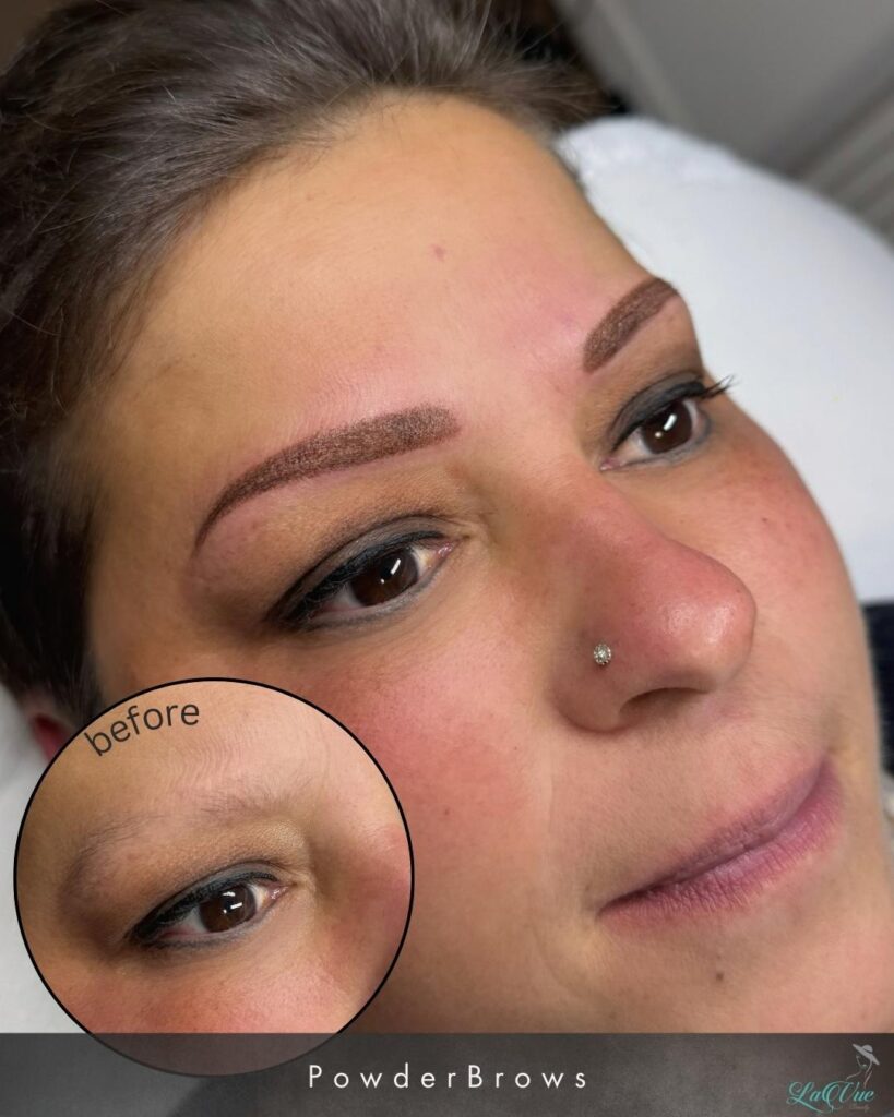 Powderbrows Vorher Nacher Bild. Frau liegt auf Behandlungsliege und man sieht ein Vergleichsbild von Vorher und Nachher der Augenpartie.