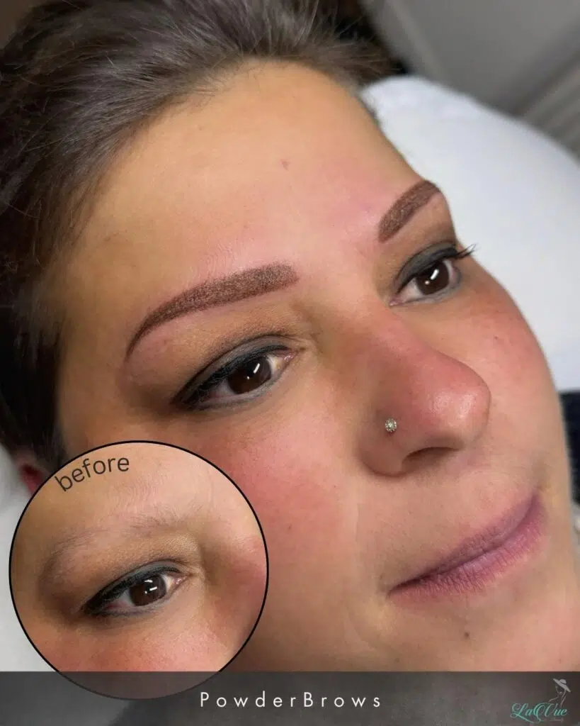 Powderbrows Vorher Nacher Bild. Frau liegt auf Behandlungsliege und man sieht ein Vergleichsbild von Vorher und Nachher der Augenpartie.