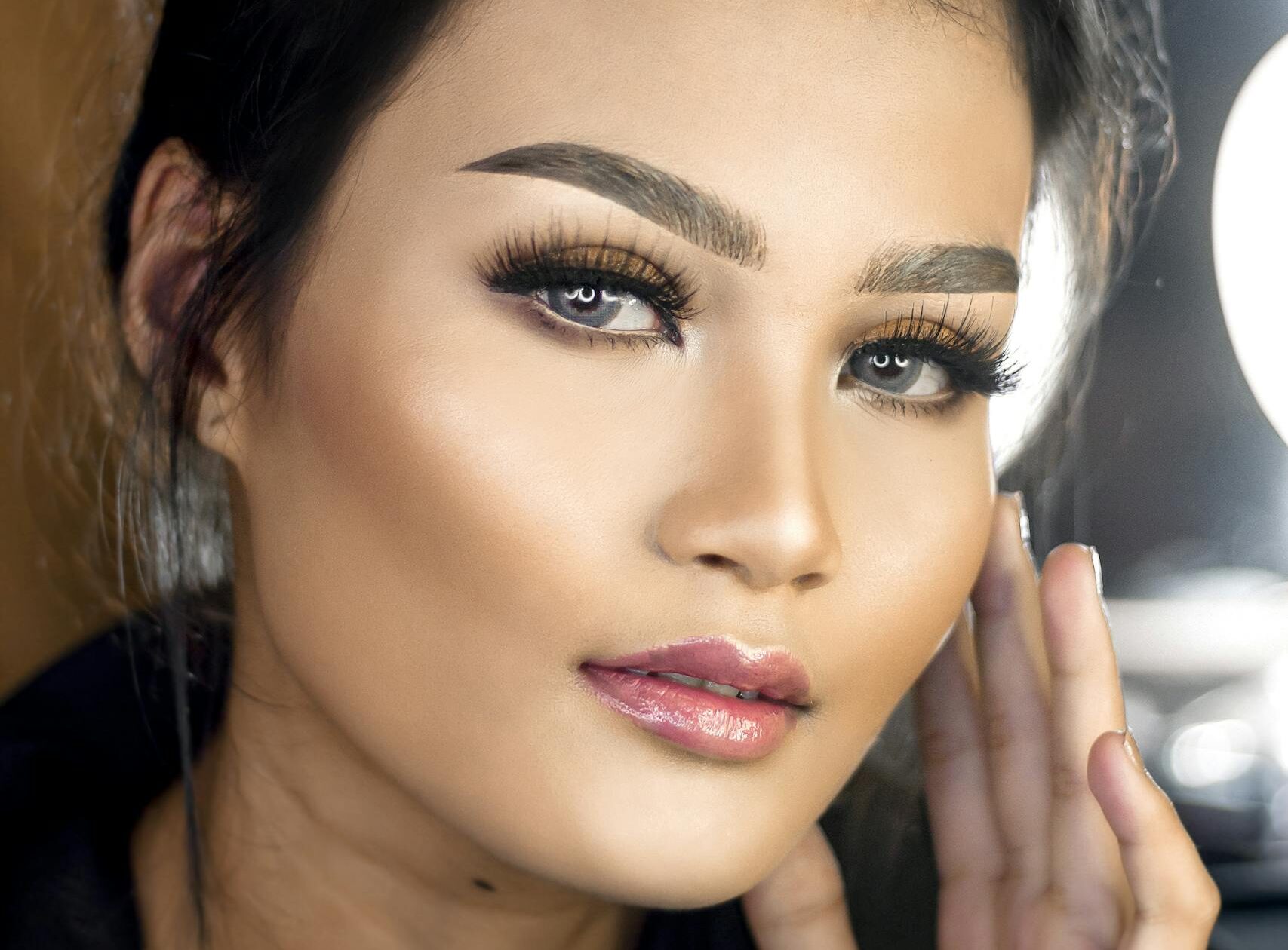 Nahaufnahme von Frau mit Make-up und Powder Brows die in die Kamera schaut