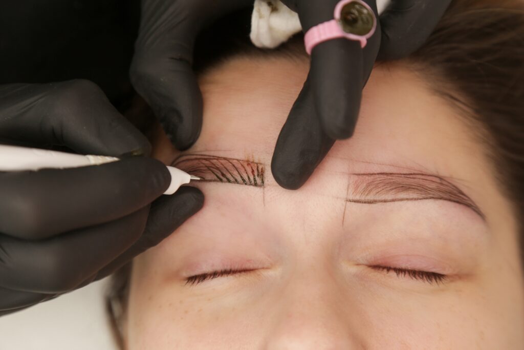 Nahaufnahme einer Vorzeichnung für eine Microblading Behandlung