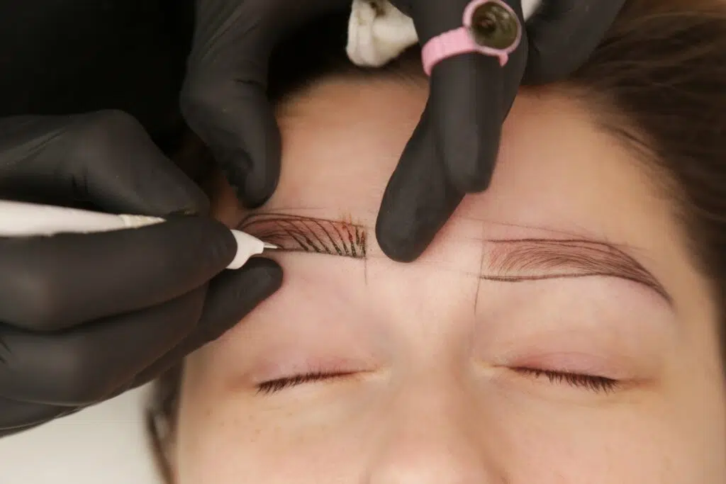 Nahaufnahme einer Vorzeichnung für eine Microblading Behandlung